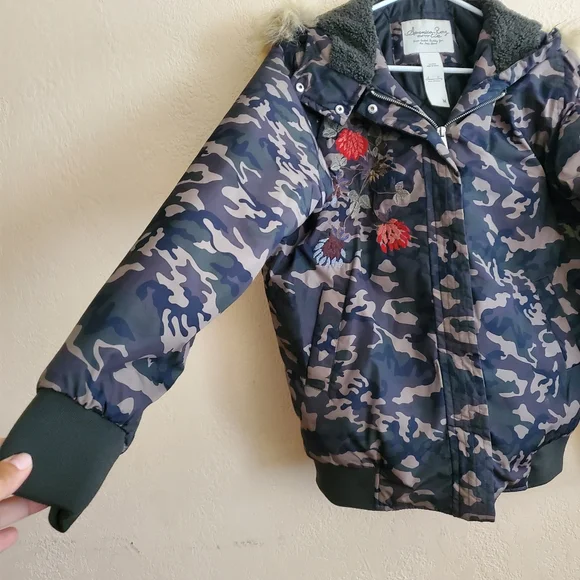 American Rag Cie Floral Camouflage Embroidered Bomber Jacket Faux Fur Hood - Picture 6 of 10